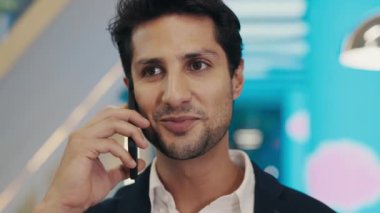 Olumlu, yakışıklı avukat akıllı telefonda sorunları çözüyor, iş arkadaşlarıyla konuşuyor. Genç ofis çalışanı lobide duruyor ve cep telefonuyla konuşuyor. Halk ve Teknoloji Konsepti