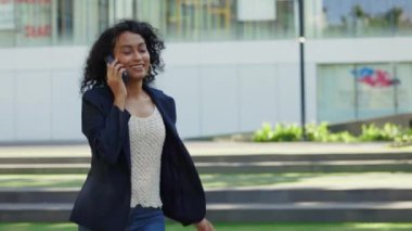 Müşterilerle telefonda konuşurken 