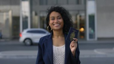 Şık bir şehir binasının önünde elinde Kanada pasaportuyla neşeli bir kadın duruyor. Gülümsüyor ve uyruğuyla ilgili gurur ve heyecan saçıyor. İnsan portresi