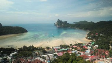 Berrak bir günde Tayland 'da Zümrüt Suları ve Kayalık Kayalıklarla Sakin Bir Plaj Manzarası. Phi Phi Adası