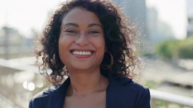 Güzel Kıvırcık Saçlı, Gülümseyen, Büyük Yuvarlak Küpeler Giyen Kameraya Poz Veren Kız 'ın Yakın Görüntüsü. Açık havada duran şık bir iş kadınının portresi. İnsanlar Konsepti