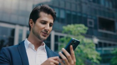 Heyecanlı Yakışıklı Erkek Mesajı Alma Fırsatı Çevrimiçi Dışarıda Beklerken. Smartphone 'da Adam İyi Haberler Okuyor ve Dışarıda Mutlu Çığlıklar Var. Halk ve Kazanan Konsept