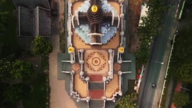 Kuleye sahip bir tapınak ve Tayland hava manzaralı bir avlu zemin. Şehrin göbeğinde yer alan büyük yerel eğlence turistler için klasik Tayland mimarisi sunuyor