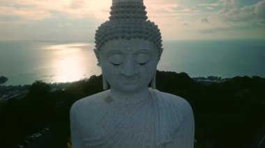 Maravija Buddha heykeli okyanus manzaralı sakin gündoğumu güneşine karşı yüzünü inceliyor. Adadaki Budizm dininin Antik Asya kültürü. Farkındalık ve meditasyon