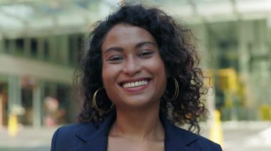 Neşeli Profesyonel Kadın Kameraya Gülümseyen Parlak Gülümseyen, Model Gibi Poz Veren. Bir iş gününden sonra kendini tatmin eden bir bayan patronun portresi. İnsanlar kavramı. Kapat.