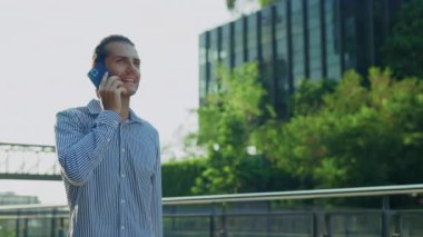 Ofis çalışanı caddede yürüyor, şefle telefonda konuşuyor. İş arkadaşlarıyla telefonda yürüme ve tartışma, iş problemlerini çözme gibi konular. İletişim Kavramı