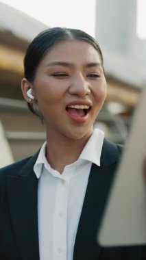 Dikey video. Başarılı Ceo Kadın Tabletindeki Video Görüşmesi ile Projeyi Sunar. Çevrimiçi bir toplantıda hırslı Asyalı Girişimci Fikirlerini Paylaşır. Halk ve İş Konsepti.