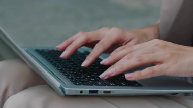 Kadın elleri, şehir ortamında oturan bilgisayardan veri girişi yapıyor. İş kadını, finansal verileri bilgisayardaki hesap tablosuna yüklüyor. Kadın girişimci internette belge besteliyor. Kapat.