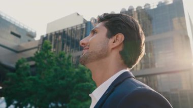 Rüya Sakallı Yakışıklı İş Adamı dışardayken etrafa bakıyor. 