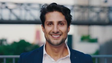 Klasik Takım Elbiseli Gülümseyen Adam İş Merkezinin Arkaplanına Karşı Gülümsüyor. Genç Yakışıklı Yönetici, İş Yeri Arkaplanındaki Kameraya Pozisyon Verdi. Halk ve İş Konsepti