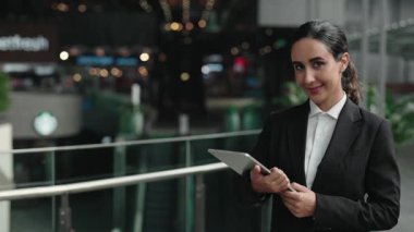 Başarılı Etnik Kadın Ofis Müdürünün Portresi Ofiste Bekliyor, Dijital Tableti Tutuyor. İçerde Cihazla Çekici Akıllı Bayan Yönetici Kameraya Bakıyor.