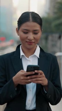 Dikey video. Güzel başarılı kadın avukat dışarıda müşterilerle mesajlaşırken akıllı telefon kullanıyormuş. İnternette Çocuk Videoları Arayan Çekici Kendinden emin Öğretmen