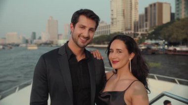Zarif kıyafetler giyen genç Latin Amerikalı çiftin portresi lüks bir yata biniyor. Esmer kadın, gemideki kameraya bakarak erkek arkadaşının omzuna yaslanıyor. Romantik randevu
