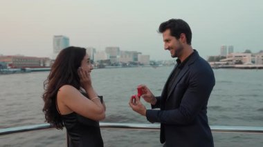 Latin bir adamın portresi, yatta sessiz limana karşı sürpriz bir geline nişan yüzüğüyle evlenme teklif ediyor. İspanyol kadın Tayland 'da yelkenli süren sevgili sevgiliye evet diyor.