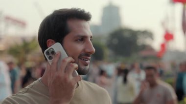 Sakallı Latin adamın portresi şehrin caddesinde duran akıllı telefondan yapılan çağrılara cevap veriyor. İspanyol adam cep telefonuyla şehir geçmişindeki kalabalığa karşı konuşuyor. Aygıtlı erkek