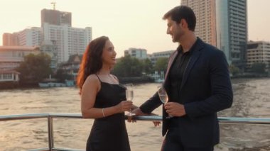 Şampanyalı mutlu Latin erkek ve kadının portresi yat güvertesinde konuşuluyor. İspanyol çifti sevmek, Tayland 'da deniz turu sırasında önemli bir ilişkiyi kutluyor.