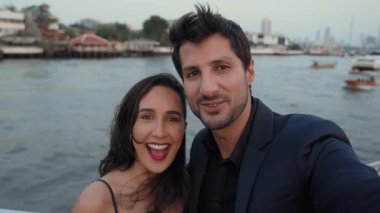 Neşeli İspanyol çiftin portresi, yat kamerasıyla sosyal medyada yer aldığını duyurdu. Neşeli Latin kadın ve erkek yelkenli sürat teknesinde teklif sundu