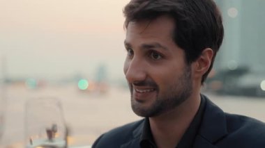 Süslü siyah takım elbiseli İspanyol adamın portresi alacakaranlıkta şarap yelkenlisi yatı içiyor ve tezahürat yapıyor. Başarılı Latin Amerikalı adam Tayland 'da şampanyayla kutlama yapıyor.