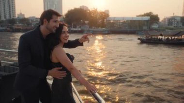 Sevgi dolu Latin erkeğin portresi, gün batımında yelkenli yelkenli kız arkadaşı için ilginç bir dönüm noktası gösteriyor. İspanyol çift Tayland 'da gemiyle romantik deniz yolculuğunun tadını çıkarıyor. Tarih atmosferi