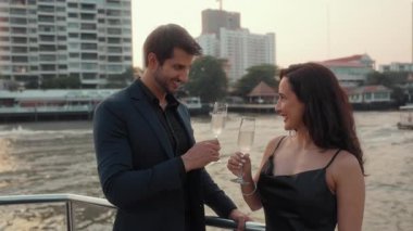 Sevecen İspanyol çiftin portresi şampanyalı şarap kadehleriyle yelkenli yatını şehir manzarasına çarpıyor. Latin Amerika ailesi lüks deniz yolculuğunun yıldönümünü gemiyle kutluyor.