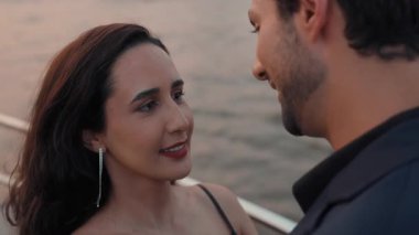 Latin Amerikalı güzel bir kadının portresi alacakaranlıkta yatta duran romantik bir partnerle konuşuyor. Teknede buluşurken erkek arkadaşınla neşeli İspanyol kadın diyaloğu. Aşk hissi