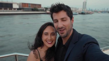 Mutlu Latin çiftin portresi, yat kamerasından halka açık nişan görüntüsü sağlıyor. İspanyol blogcular sosyal medyada lüks motorlu tekne güvertesinde takipçilere teklif sundular