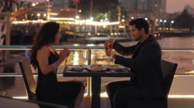 Latin erkeğin portresi romantik bir akşam yemeği sırasında yatta duygusal geline evlenme teklif eder. İspanyol kadın Tayland 'da lüks bir gemide sevgili damattan nişan yüzüğü aldı.