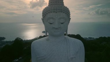 Phuket Büyük Buda heykeli sakin okyanus körfezi hava manzarasına karşı gevşek yüzüyle. Asya kültür gelenekleri ve Budizm din sembolü. Tayland 'a seyahat