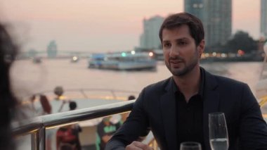 Mutlu Latin Amerikalı adamın portresi yat restoranında romantik bir yemekte kız arkadaşıyla konuşuyor. Sakallı İspanyol adam geceyi sevgili bir kadınla deniz yolculuğunda geçiriyor.