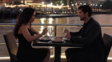 Zarif Latin Amerikalı çiftin portresi romantik bir akşam yemeğini yatta birlikte geçirir. İspanyol erkek ve kadın, Tayland seyahati sırasında gemi restoranında yıldönümünü kutladılar