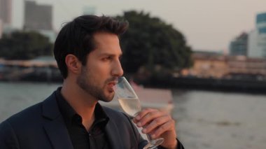 Şık takım elbiseli bir İspanyol 'un portresi alacakaranlıkta şampanya yudumlayan yat kullanıyor. Rahat Latin Amerikalı sakallı işadamı Tayland 'da yelkenli gemiye gülümsüyor.