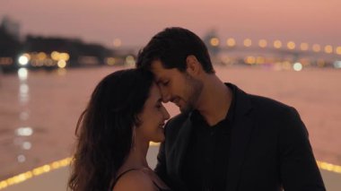 Tutkulu Latin kadın ve erkek öpüşmesinin portresi alacakaranlıkta yatta yelken açarken. Güzel İspanyol çiftin romantik atmosferi Tayland 'da deniz yolculuğunda.