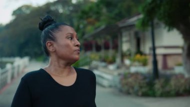 Yetişkin Yorgun Afro-Amerikan Kadın, Görünürde Yorgun, Parkta Yalnız Koşuyor. Yorgun kadın koşucu Slim Down 'a kardiyo antrenmanı yapıyor. Halk ve Spor Konsepti