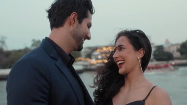 Neşeli Latin Amerikalı kadının portresi alacakaranlıkta yatta dans eden erkek arkadaşıyla konuşuyor. Sevecen İspanyol ortaklar yolcu gemisinde romantik randevu anlarını paylaşıyorlar. Aşk hissi