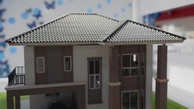 Döşeme çatılı ve kendine özgü dikey dekoratif panelleri olan modern kulübenin ölçekli modeli. Gayrimenkul sergisi modern özel konutun modern yerleşim düzenini gösteriyor