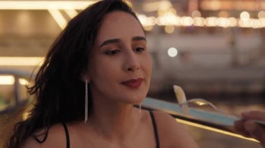 Mutlu Latin Amerikalı kadın portresi yatta erkek arkadaşından yemek yiyor. İspanyol dişiler sıcak anları partnerleriyle paylaşıyor ve akşam gemide akşam yemeği yiyorlar.