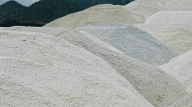 Maden ocağı hava manzarasında depolanmış doğal tuz yığınları. Kırsal kesimde eski tekniklerle yiyecek çeşnisi üretiyor. Mineral yatakları buharlaşma işlemi