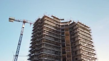 Salerno, Campania, İtalya-26 Ekim 2022: İnşaat halindeki bir binanın alt manzarası. Yüksek kalite 4k görüntü
