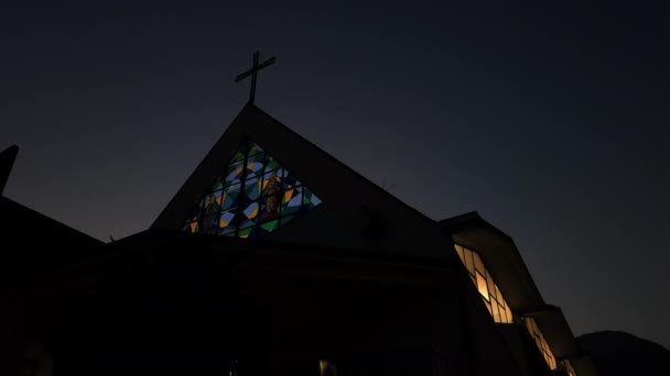 Een Kerkgevel Van Onderen Gezien Bij Zonsondergang Uitgelicht Het Kruisbeeld — Stockvideo