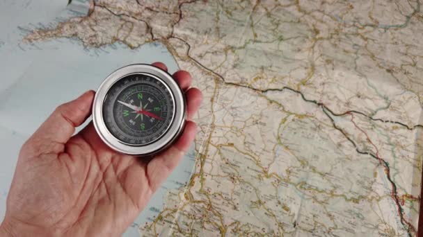 Met Een Kompas Met Een Geografische Kaart Hoge Kwaliteit Beeldmateriaal — Stockvideo