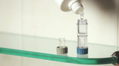 Konteynırda kontakt lensler saklanıyor, kontakt lens sıvısı değiştiriliyor. Yüksek kalite 4k görüntü