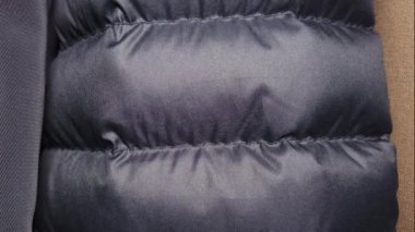 Kaz ceketinin yakın çekimi. Dolapta asılı duran bir ceket. Yüksek kalite 4k görüntü