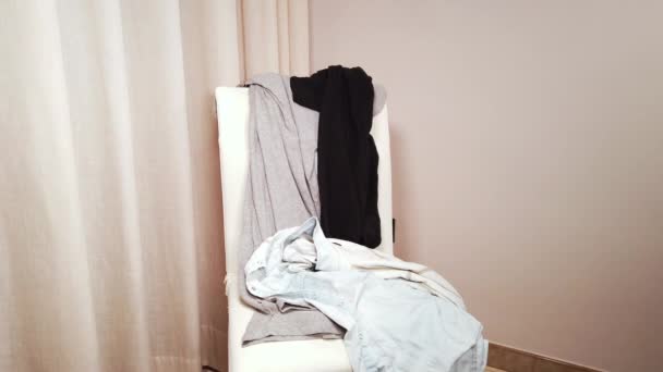 Ktoś Rzuca Zużyte Ubrania Krzesło Piling Ubrania Krześle Stos Zużytych — Wideo stockowe