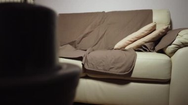 Dağınık bir kanepenin videosu. Yüksek kalite 4k görüntü