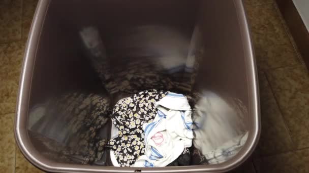 Ein Mann Legt Schmutzige Wäsche Einen Plastikbehälter Hochwertiges Filmmaterial — Stockvideo