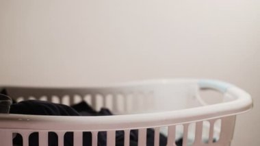 Ütü bezleri plastik sepete atılır. Yüksek kaliteli FullHD görüntüler