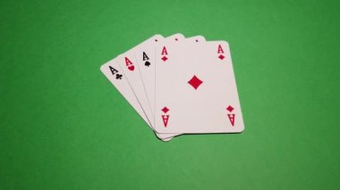 Yeşil arka planda dört poker ası var. Yüksek kalite 4k görüntü