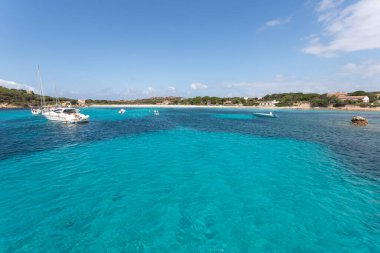 Santa Teresa DI GALLURA, İtalya - 30 Temmuz 2021 Sardunya Adası Cennet Sahili