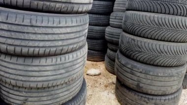 Roma, Lazio, İtalya - 30 Kasım 2022: Eski araba lastiği deposu yığını. Bir yığın kullanılmış lastik hurdalığı. Kara tekerlek ekolojisi tehlikesi. Çevre felaketi konsepti. Yüksek kalite 4k görüntü