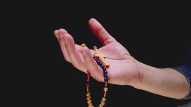 Bir adamın elinde tespih. Sakinlik, meditasyon, Tanrı 'yla iletişim. Yüksek kalite 4k görüntü